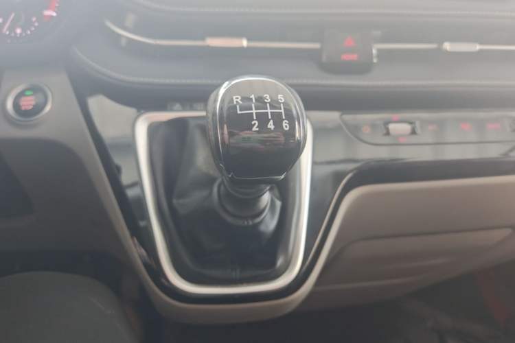 Used SAIC MAXUS Xintu V70 2023 2.0T Elite Edition Manual Transmission Short Wheelbase Low Roof 5/6 Seats (125 hp) Gear Lever