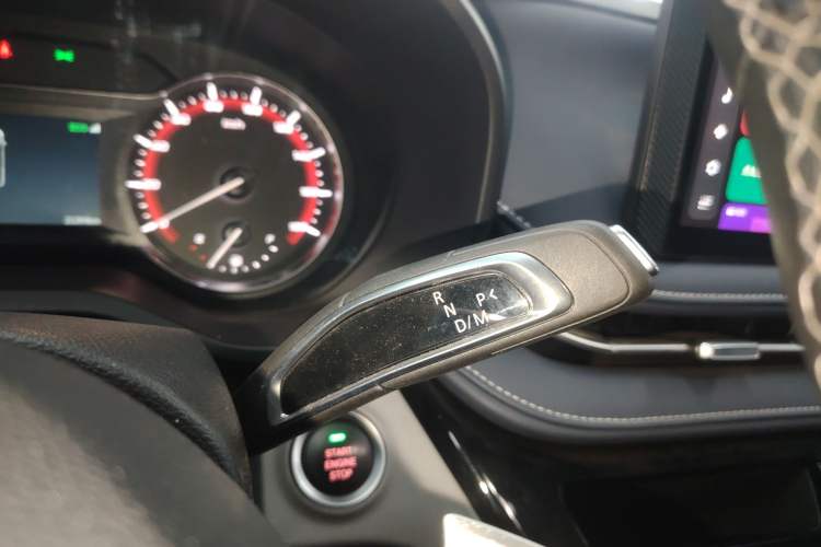 Used SAIC MAXUS Xintu V70 2023 2.0T Elite Edition Automatic Short Wheelbase Low Roof – 5/6 Seats Gear Lever