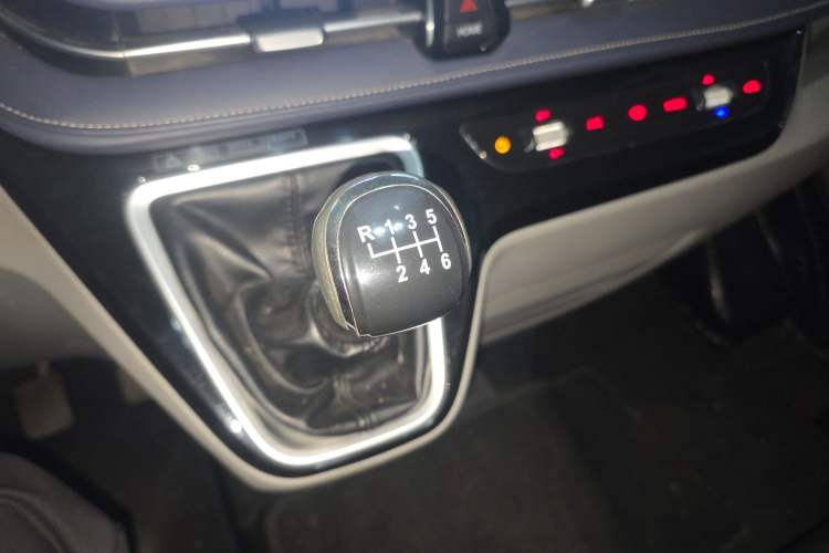 Used SAIC MAXUS Xintu V70 2023 2.0T Elite Edition Manual Transmission Short Wheelbase Low Roof 5/6 Seats (125 hp) Gear Lever