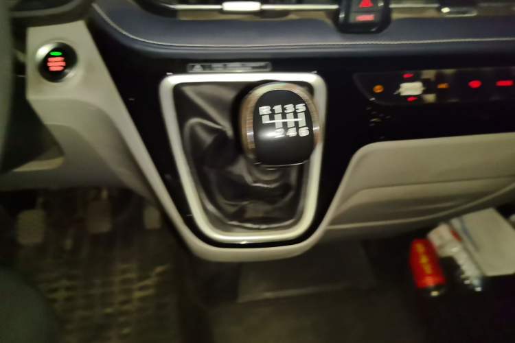 Used SAIC MAXUS Xintu V70 2023 2.0T Elite Edition Manual Transmission Short Wheelbase Low Roof 5/6 Seats (125 hp) Gear Lever