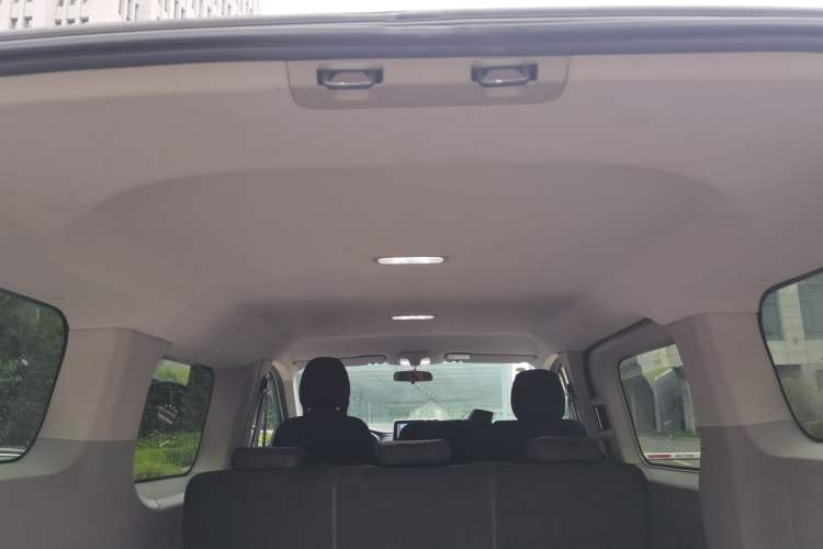 Used SAIC MAXUS Xintu V70 2023 2.0T Elite Edition Manual Transmission Short Wheelbase Low Roof 5/6 Seats (125 hp) Headliner