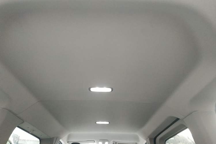 Used SAIC MAXUS Xintu V70 2023 2.0T Elite Edition Automatic Short Wheelbase Low Roof – 5/6 Seats Headliner