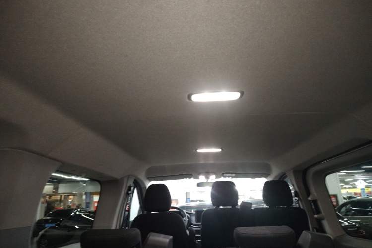 Used SAIC MAXUS Xintu V70 2023 2.0T Elite Edition Automatic Short Wheelbase Low Roof – 5/6 Seats Headliner