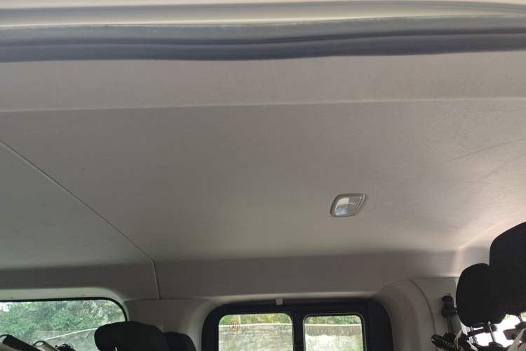 Used SAIC MAXUS Xintu V70 2023 2.0T Elite Edition Automatic Long Wheelbase Low Roof – 6/7 Seats Headliner