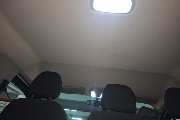 Used SAIC MAXUS Xintu V70 2023 2.0T Elite Edition Manual Transmission Short Wheelbase Low Roof 5/6 Seats (125 hp) Headliner