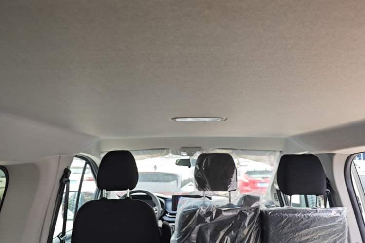Used SAIC MAXUS Xintu V70 2023 2.0T Elite Edition Manual Transmission Short Wheelbase Low Roof 5/6 Seats (125 hp) Headliner