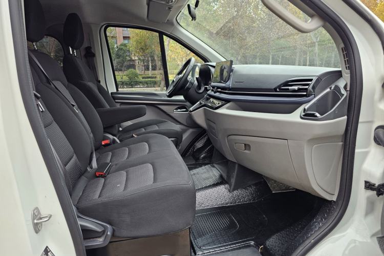 Used SAIC MAXUS Xintu V70 2023 2.0T Elite Edition Automatic Short Wheelbase Low Roof – 5/6 Seats Interior 1