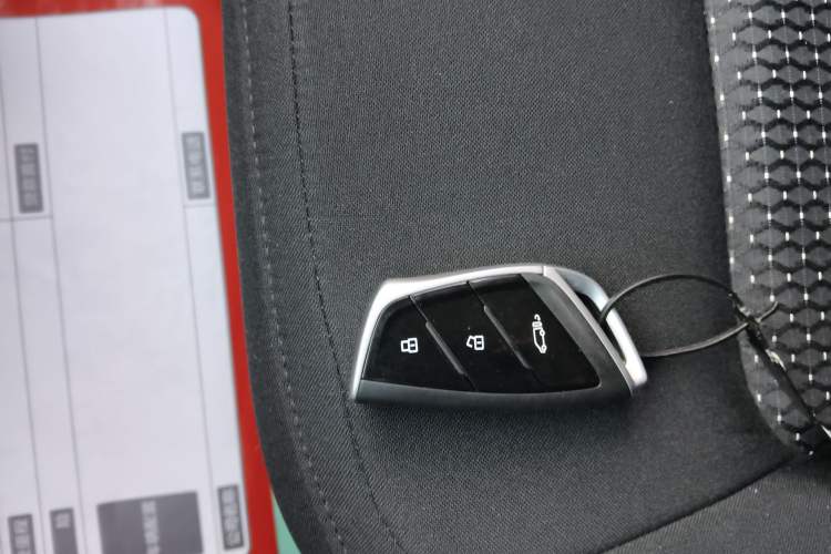 Used SAIC MAXUS Xintu V70 2023 2.0T Elite Edition Automatic Short Wheelbase Low Roof – 5/6 Seats Interior 1