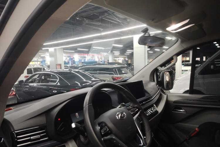 Used SAIC MAXUS Xintu V70 2023 2.0T Elite Edition Automatic Short Wheelbase Low Roof – 5/6 Seats Interior 2
