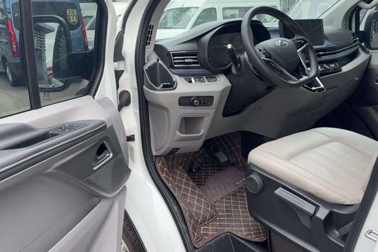 Used SAIC MAXUS Xintu V70 2023 2.0T Elite Edition Automatic Short Wheelbase Low Roof – 5/6 Seats Interior 2