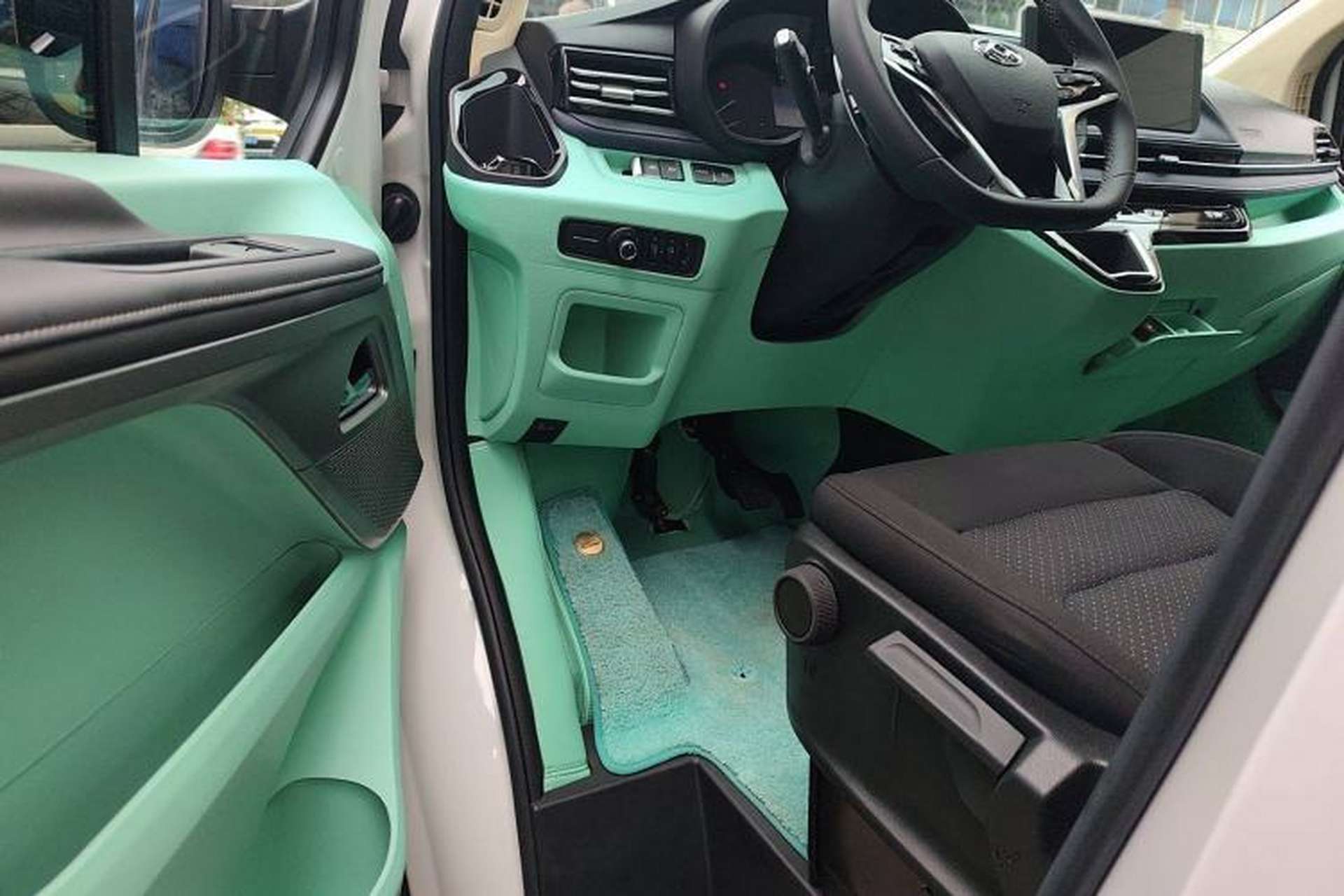Used SAIC MAXUS Xintu V70 2023 2.0T Elite Edition Automatic Short Wheelbase Low Roof – 5/6 Seats Interior 3