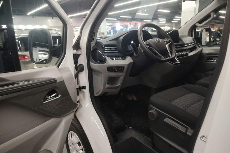 Used SAIC MAXUS Xintu V70 2023 2.0T Elite Edition Automatic Short Wheelbase Low Roof – 5/6 Seats Interior 3