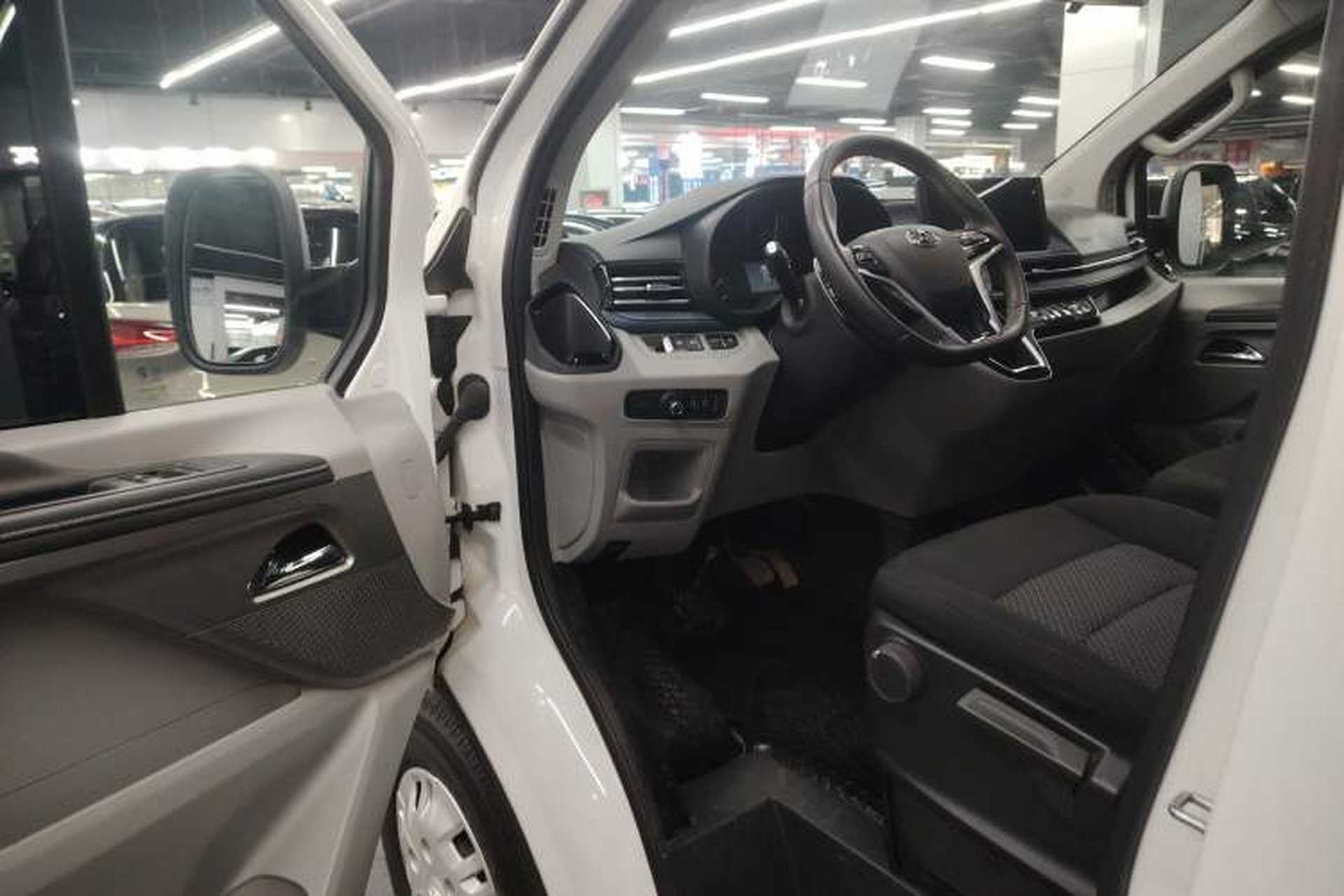 Used SAIC MAXUS Xintu V70 2023 2.0T Elite Edition Automatic Short Wheelbase Low Roof – 5/6 Seats Interior 3