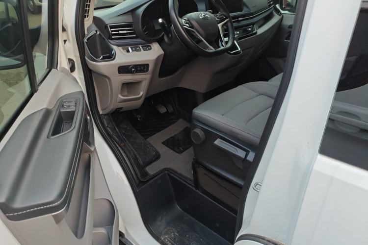 Used SAIC MAXUS Xintu V70 2023 2.0T Elite Edition Automatic Long Wheelbase Low Roof – 6/7 Seats Interior 3