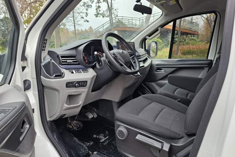 Used SAIC MAXUS Xintu V70 2023 2.0T Elite Edition Automatic Short Wheelbase Low Roof – 5/6 Seats Interior 4