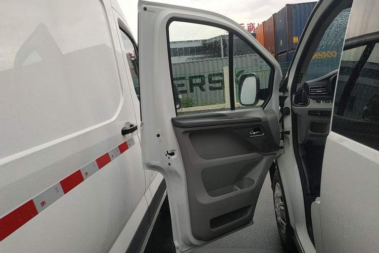 Used SAIC MAXUS Xintu V70 2023 2.0T Elite Edition Automatic Short Wheelbase Low Roof – 5/6 Seats Left Front Door Interior