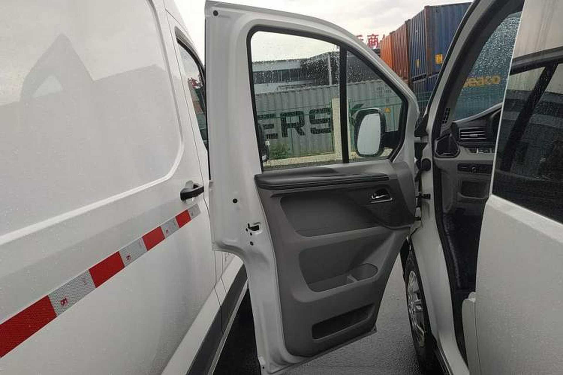 Used SAIC MAXUS Xintu V70 2023 2.0T Elite Edition Automatic Short Wheelbase Low Roof – 5/6 Seats Left Front Door Interior