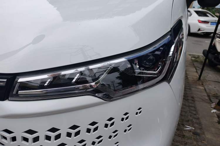 Used SAIC MAXUS Xintu V70 2023 2.0T Elite Edition Automatic Short Wheelbase Low Roof – 5/6 Seats Left Front Headlight