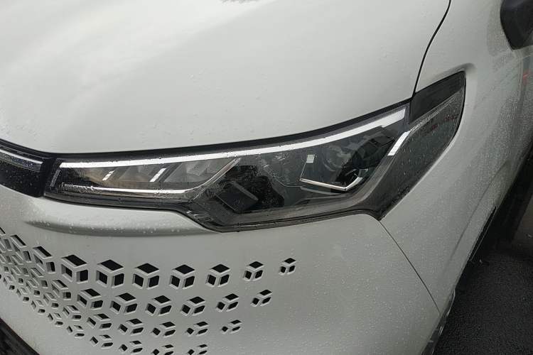 Used SAIC MAXUS Xintu V70 2023 2.0T Elite Edition Automatic Short Wheelbase Low Roof – 5/6 Seats Left Front Headlight
