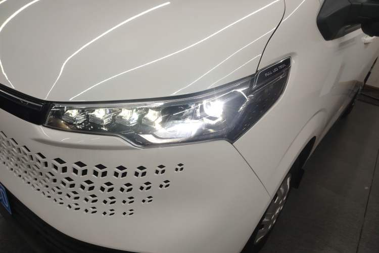 Used SAIC MAXUS Xintu V70 2023 2.0T Elite Edition Automatic Short Wheelbase Low Roof – 5/6 Seats Left Front Headlight