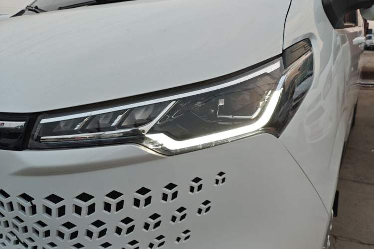 Used SAIC MAXUS Xintu V70 2023 2.0T Elite Edition Automatic Long Wheelbase Low Roof – 6/7 Seats Left Front Headlight