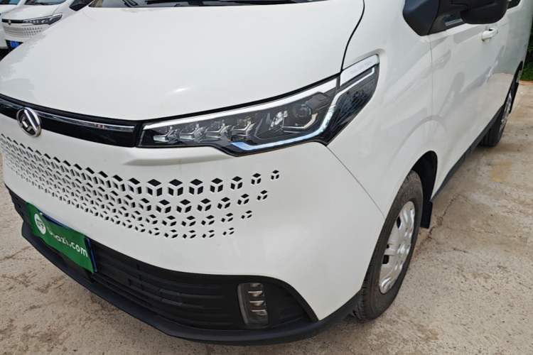 Used SAIC MAXUS Xintu V70 2023 2.0T Elite Edition Manual Transmission Short Wheelbase Low Roof 5/6 Seats (125 hp) Left Front Headlight