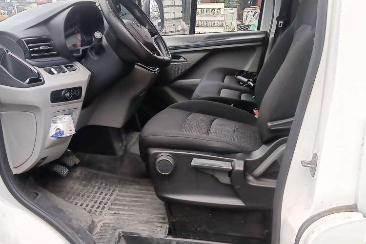 Used SAIC MAXUS Xintu V70 2023 2.0T Elite Edition Manual Transmission Short Wheelbase Low Roof 5/6 Seats (125 hp) Left Front Seat