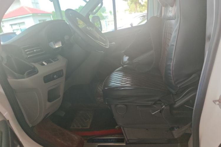 Used SAIC MAXUS Xintu V70 2023 2.0T Elite Edition Manual Transmission Short Wheelbase Low Roof 5/6 Seats (125 hp) Left Front Seat