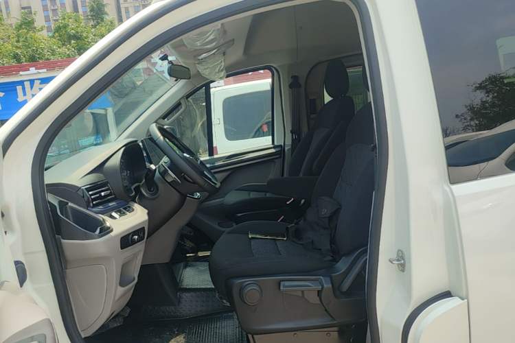 Used SAIC MAXUS Xintu V70 2023 2.0T Elite Edition Automatic Long Wheelbase Mid-Height 6/7 Seats Left Front Seat