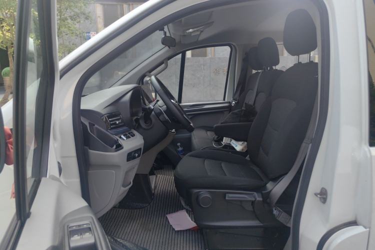 Used SAIC MAXUS Xintu V70 2023 2.0T Elite Edition Automatic Short Wheelbase Low Roof – 5/6 Seats Left Front Seat