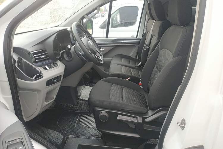 Used SAIC MAXUS Xintu V70 2023 2.0T Elite Edition Automatic Short Wheelbase Low Roof – 5/6 Seats Left Front Seat