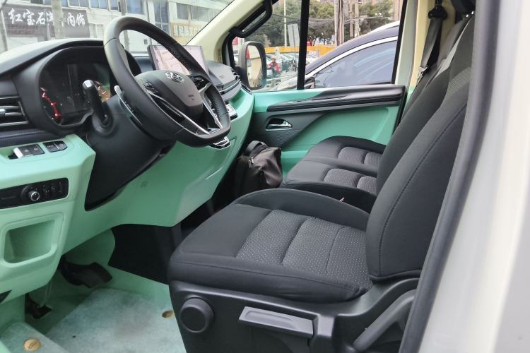 Used SAIC MAXUS Xintu V70 2023 2.0T Elite Edition Automatic Short Wheelbase Low Roof – 5/6 Seats Left Front Seat