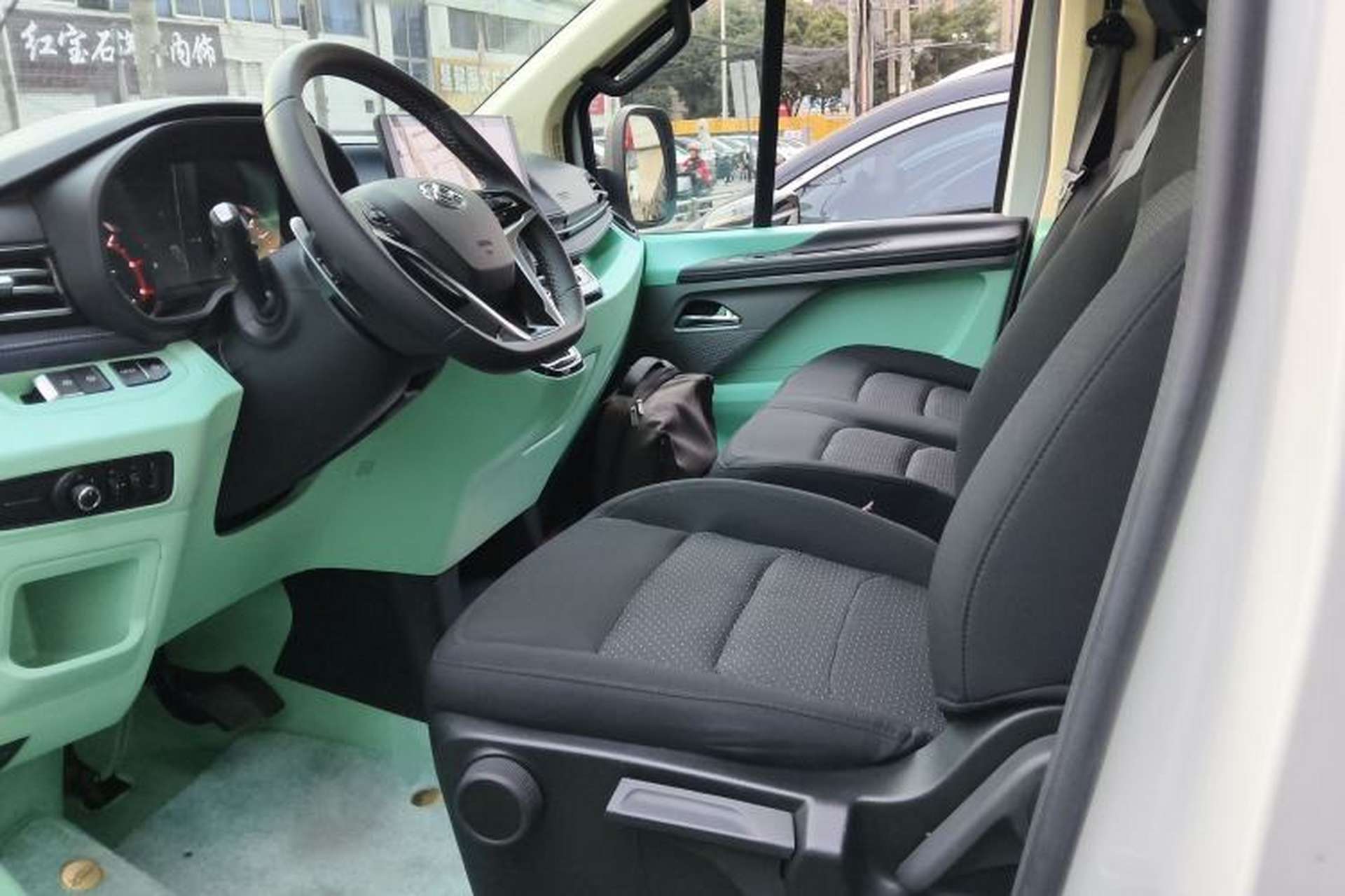 Used SAIC MAXUS Xintu V70 2023 2.0T Elite Edition Automatic Short Wheelbase Low Roof – 5/6 Seats Left Front Seat