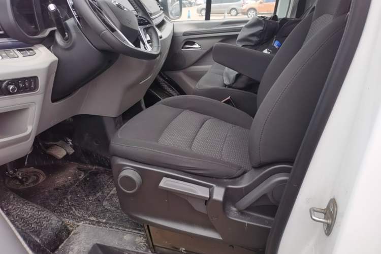 Used SAIC MAXUS Xintu V70 2023 2.0T Elite Edition Automatic Long Wheelbase Mid-Height 6/7 Seats Left Front Seat