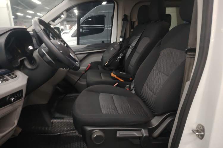Used SAIC MAXUS Xintu V70 2023 2.0T Elite Edition Automatic Short Wheelbase Low Roof – 5/6 Seats Left Front Seat