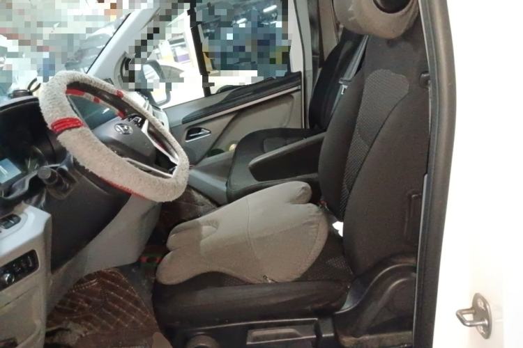 Used SAIC MAXUS Xintu V70 2023 2.0T Elite Edition Manual Transmission Short Wheelbase Low Roof 5/6 Seats (125 hp) Left Front Seat
