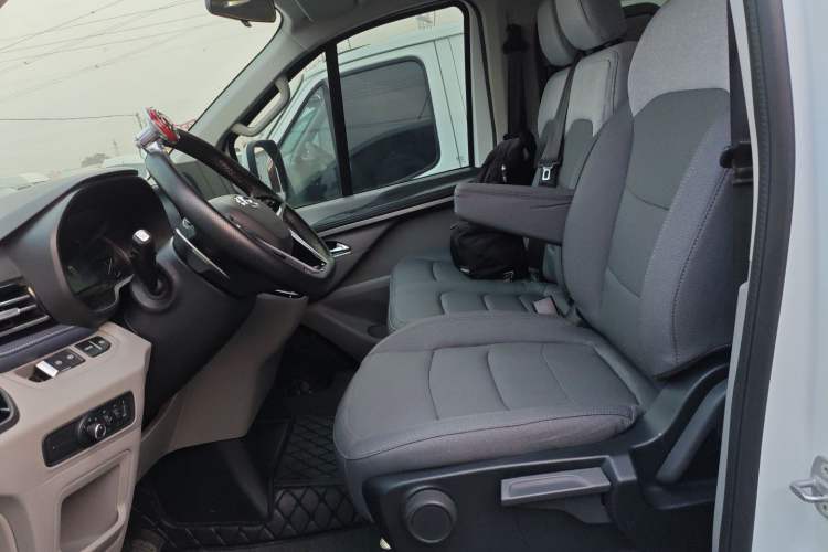 Used SAIC MAXUS Xintu V70 2023 2.0T Elite Edition Automatic Long Wheelbase Low Roof – 6/7 Seats Left Front Seat