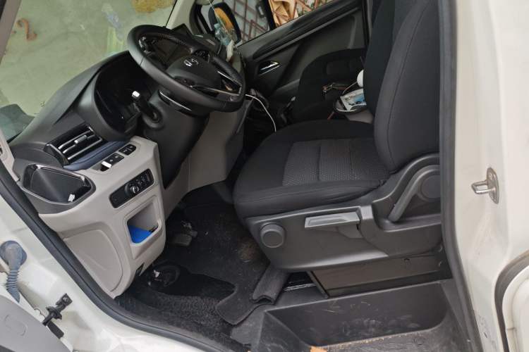 Used SAIC MAXUS Xintu V70 2023 2.0T Elite Edition Automatic Long Wheelbase Low Roof – 6/7 Seats Left Front Seat