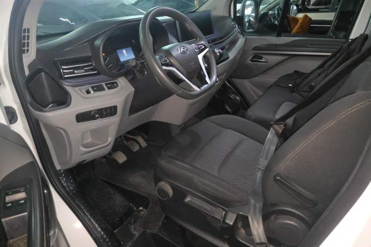 Used SAIC MAXUS Xintu V70 2023 2.0T Elite Edition Manual Transmission Short Wheelbase Low Roof 5/6 Seats (125 hp) Left Front Seat