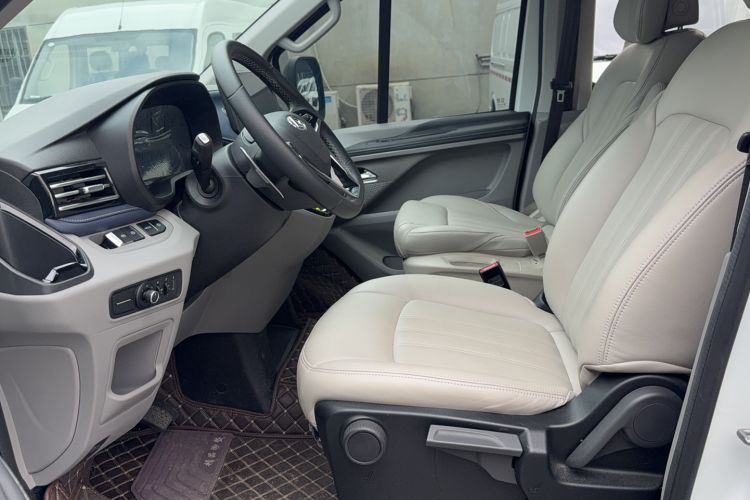 Used SAIC MAXUS Xintu V70 2023 2.0T Elite Edition Automatic Short Wheelbase Low Roof – 5/6 Seats Left Front Seat