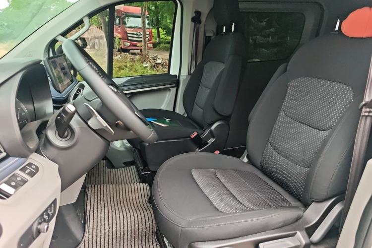 Used SAIC MAXUS Xintu V70 2023 2.0T Elite Edition Automatic Long Wheelbase Mid-Height 6/7 Seats Left Front Seat