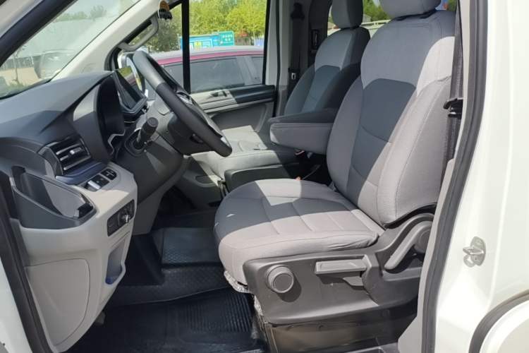 Used SAIC MAXUS Xintu V70 2023 2.0T Elite Edition Manual Transmission Short Wheelbase Low Roof 5/6 Seats (125 hp) Left Front Seat
