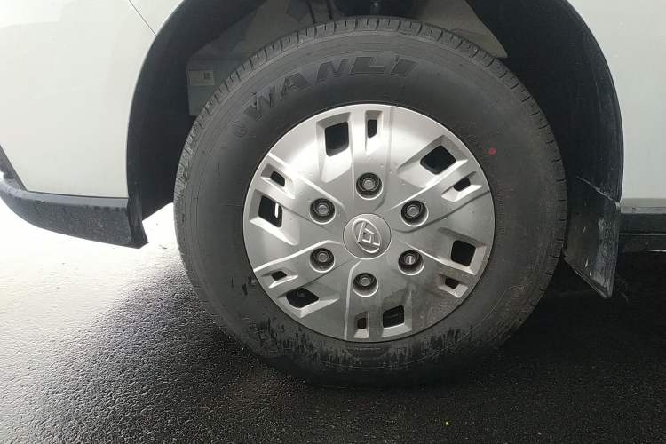 Used SAIC MAXUS Xintu V70 2023 2.0T Elite Edition Automatic Short Wheelbase Low Roof – 5/6 Seats Left Front Wheel Hub