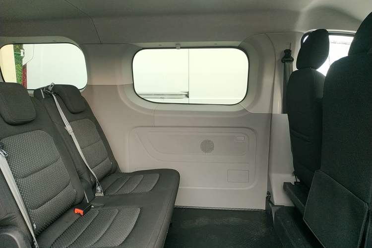 Used SAIC MAXUS Xintu V70 2023 2.0T Elite Edition Automatic Short Wheelbase Low Roof – 5/6 Seats Left Rear Door Interior