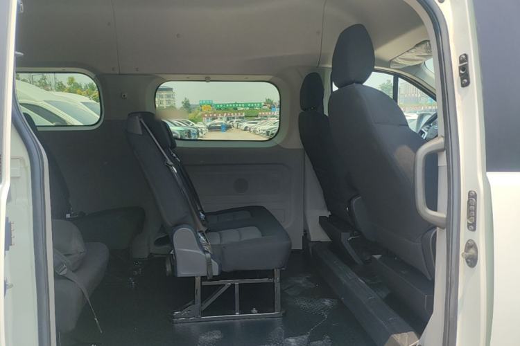 Used SAIC MAXUS Xintu V70 2023 2.0T Elite Edition Automatic Long Wheelbase Mid-Height 6/7 Seats Left Rear Seat