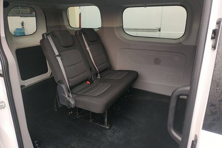 Used SAIC MAXUS Xintu V70 2023 2.0T Elite Edition Automatic Short Wheelbase Low Roof – 5/6 Seats Left Rear Seat