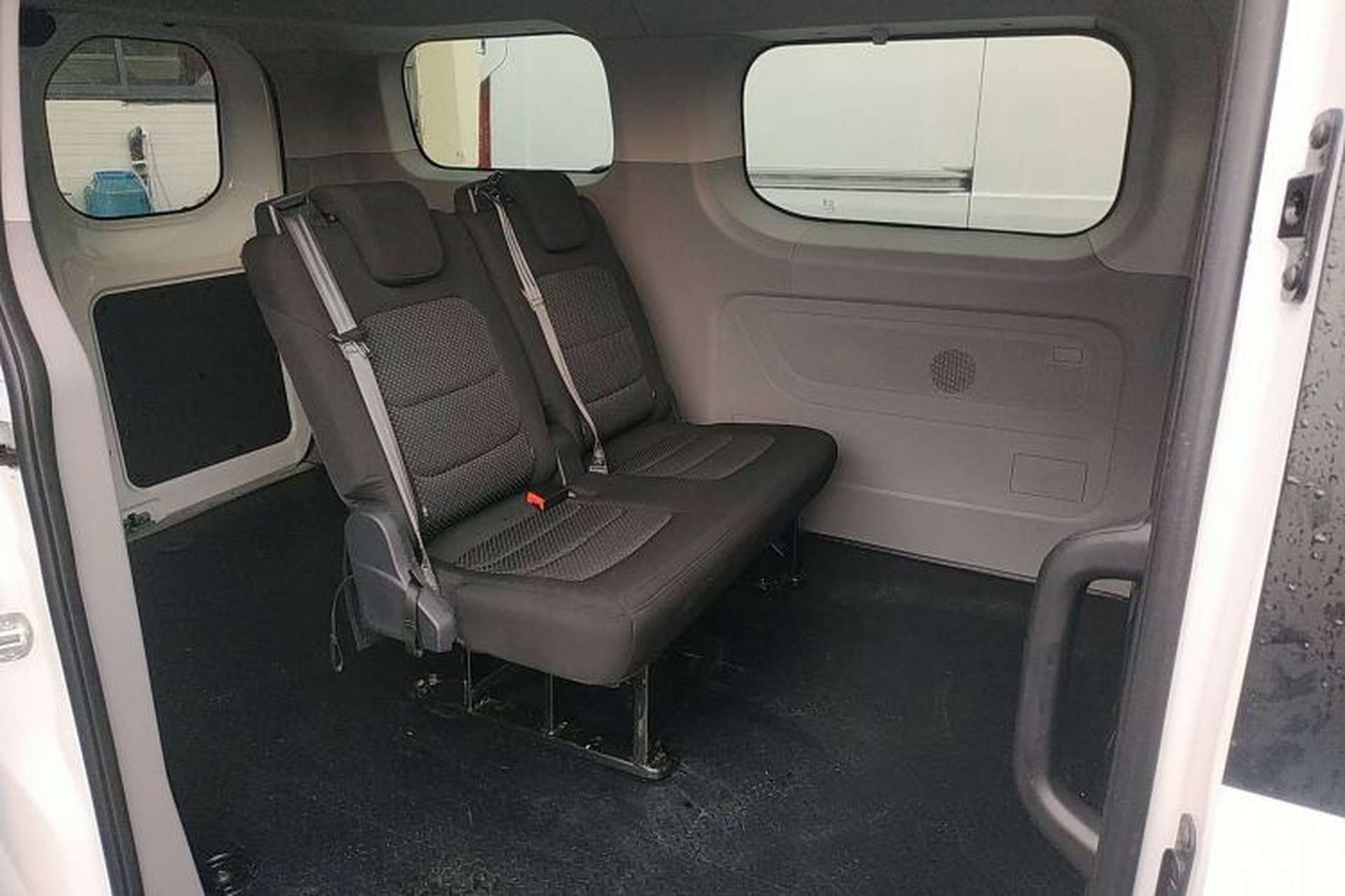 Used SAIC MAXUS Xintu V70 2023 2.0T Elite Edition Automatic Short Wheelbase Low Roof – 5/6 Seats Left Rear Seat