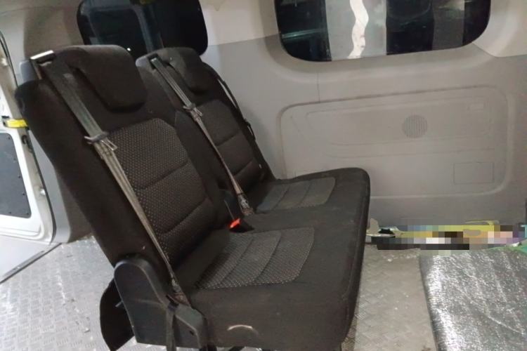 Used SAIC MAXUS Xintu V70 2023 2.0T Elite Edition Manual Transmission Short Wheelbase Low Roof 5/6 Seats (125 hp) Left Rear Seat