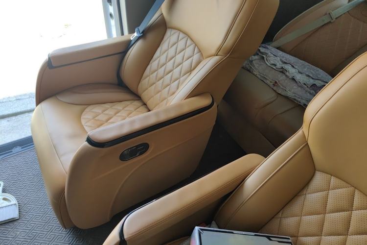 Used SAIC MAXUS Xintu V70 2023 2.0T Elite Edition Automatic Long Wheelbase Mid-Height 6/7 Seats Left Rear Seat