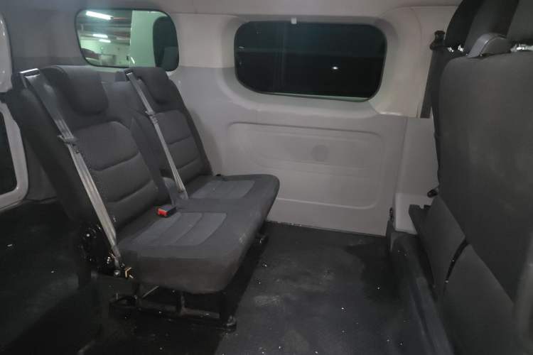 Used SAIC MAXUS Xintu V70 2023 2.0T Elite Edition Manual Transmission Short Wheelbase Low Roof 5/6 Seats (125 hp) Left Rear Seat